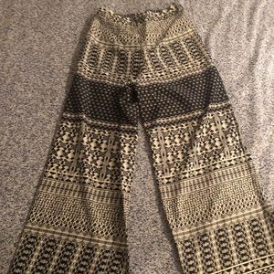 Cute lose high waisted pants. Size M.